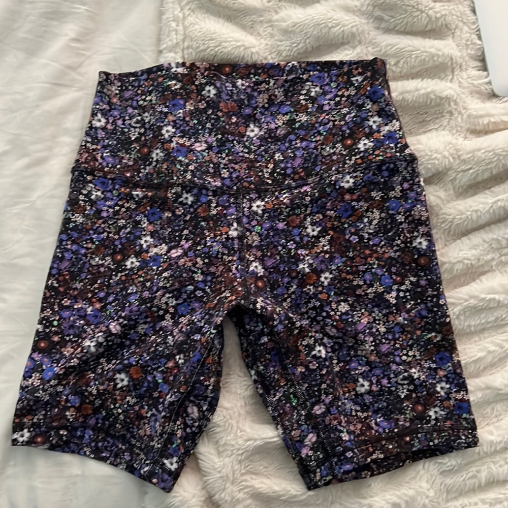 Lululemon align 8 inch biker shorts (tag not attached but with item)
